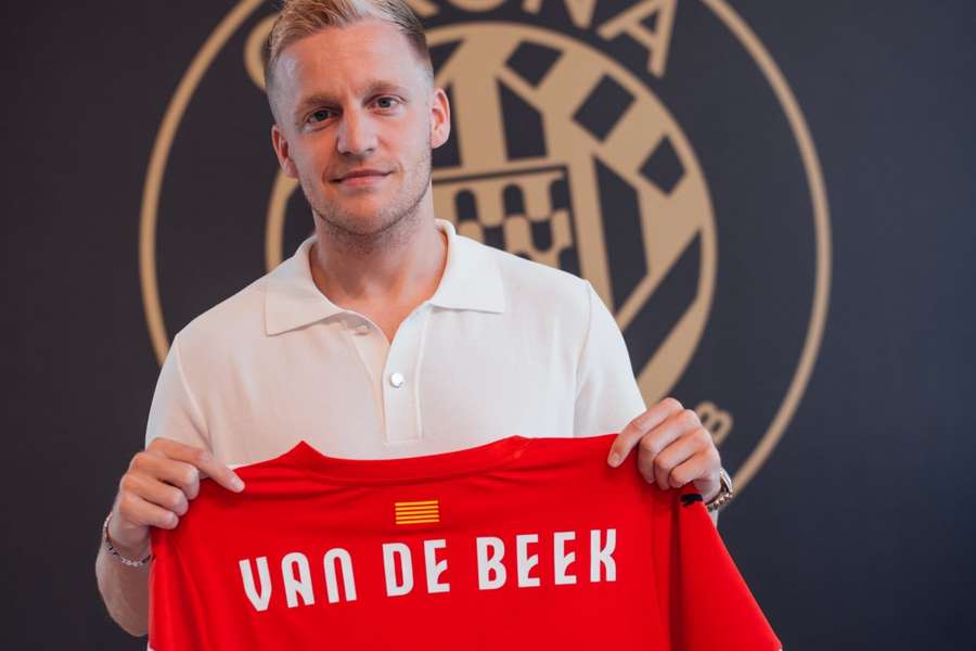 Van de Beek praises Man Utd without reservation