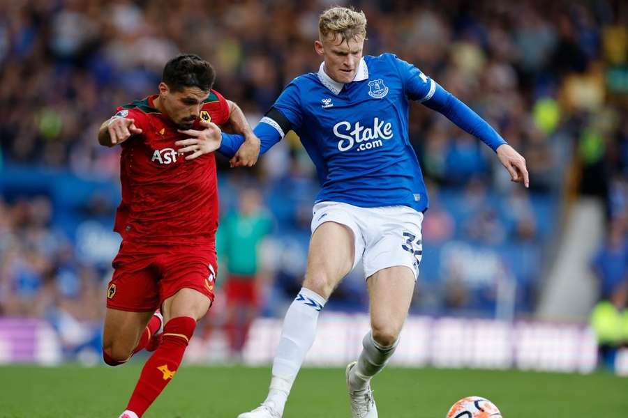 Liverpool aims to outbid Man Utd in pursuit of Everton defender BranthwaitePaul Vegas